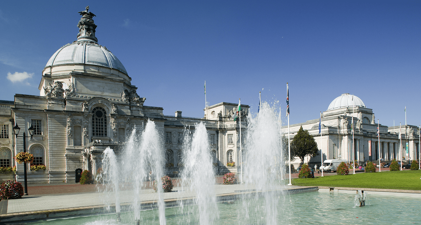 Cardiff england. Кардифф столица Уэльса. Кардифф национальный исторический музей Уэльса. Уэльс Кардифф достопримечательности. Городской административный центр Кардиффа.