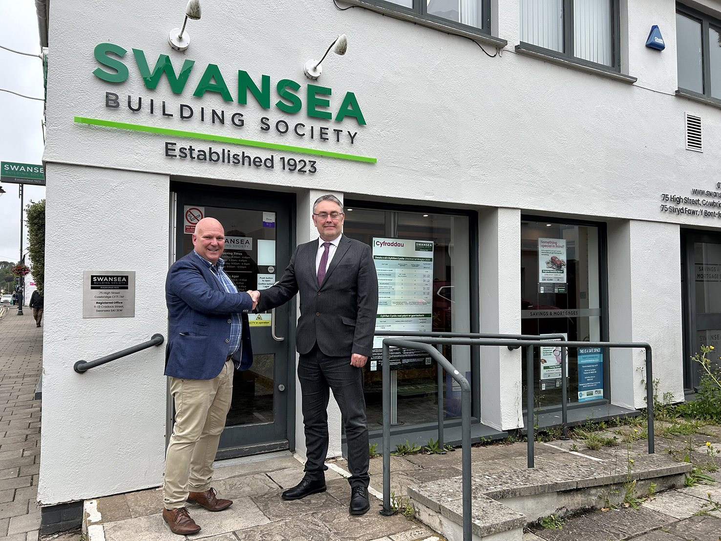 Phil Jardine (left), Chair of Cardiff Business Club, with Richard Miles (right) of Swansea Building Society.